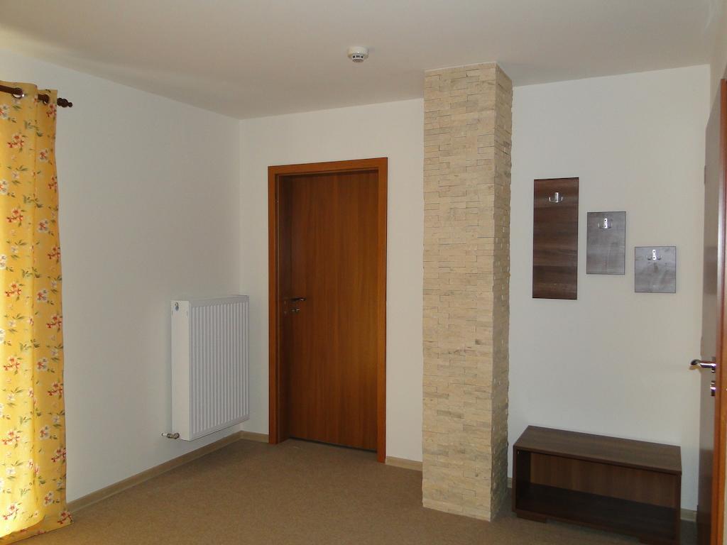 Hotel Dorf Haus Văliug Zimmer foto